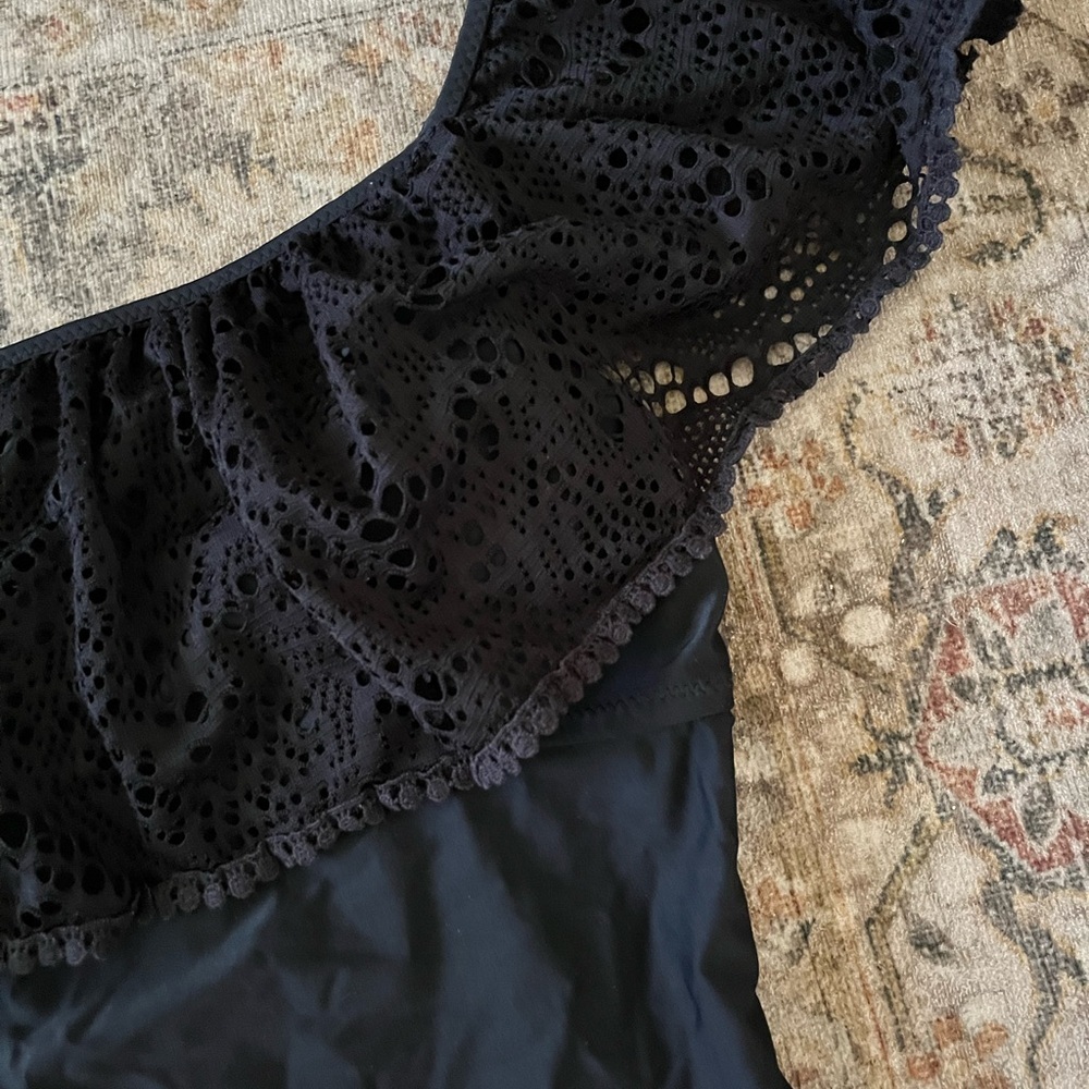 Shade & Shore Elegant Black Swimsuit - Picture 2 of 3